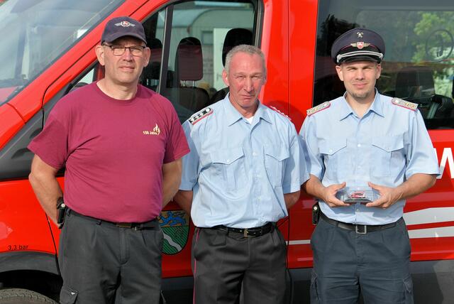 Der Schenkende mit den Beschenkten: Modellbauer Robert Teschner (Mi.) mit Marschachts Ortsbrandmeister Gerrit Krepinsky (re.) und Stellvertreter André Hübner | Foto: Mathias Wille