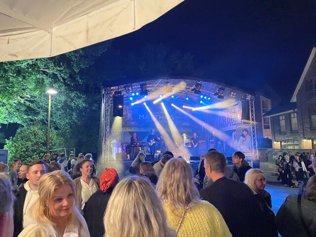 Ein guter musikalischer Start in den Freitag an der Bellandris-Matthies-Bühne. | Foto: sra