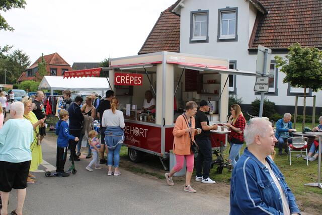 Stärken konnten sich die Besucher an verschiedenen Imbissbuden | Foto: ce
