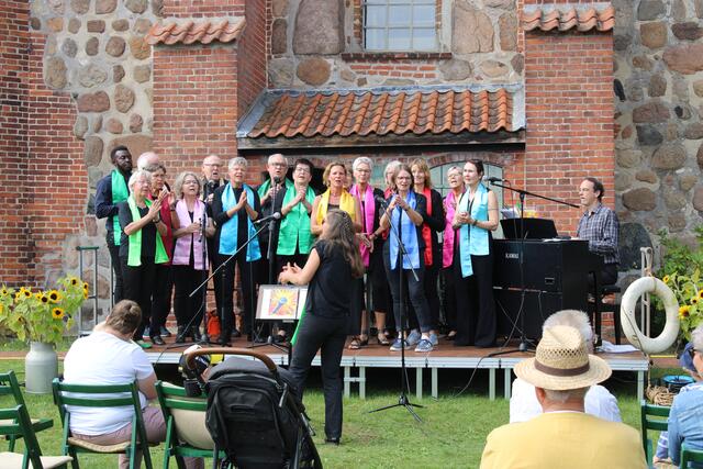 Der Gospelchor "Spirit of St. John" unter der Leitung von Andrea Koert gab ein Konzert | Foto: ce