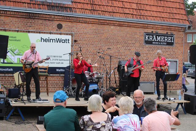 Die Plattrocker "Wattenläufer" heizten auf dem Haidmarkhof-Gelände ein | Foto: ce