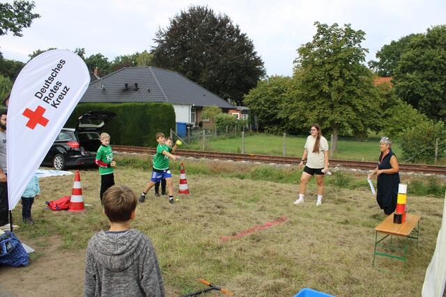 Beim DRK konnten Dorffestbesucher ihr Geschick beim Dosenwerfen unter Beweis stellen | Foto: ce