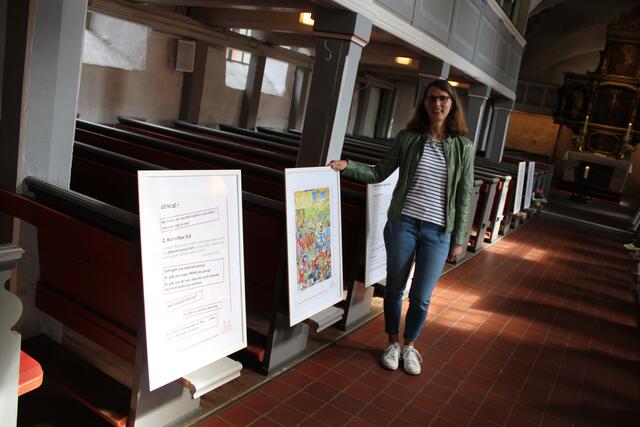 In der Kirche hatte Renate Fachet vom Organisationsteam des Aktionstages eine Ausstellung zu dessen Motto "Genug" zusammengestellt | Foto: ce