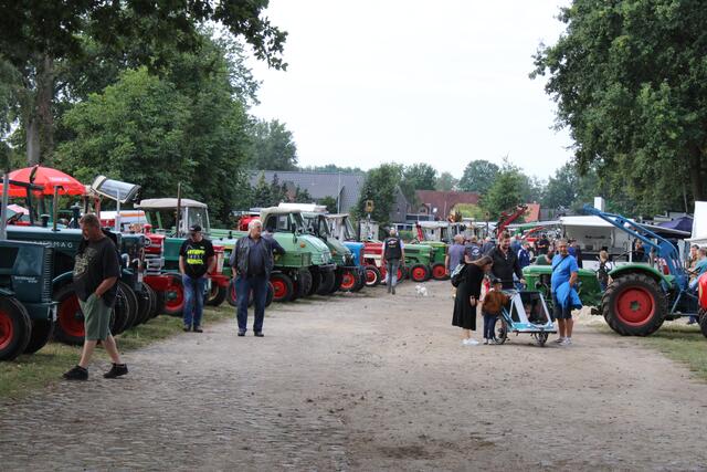 Auch die "Ackergiganten Luhdorf" und deren Freunde zeigten ihre vierrädrigen Schätze | Foto: ce