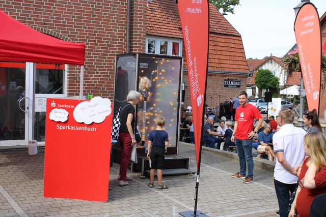 Auch bei der Sparkasse Harburg-Buxtehude war Action angesagt | Foto: ce