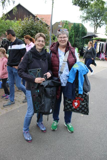 Waren erfolgreich bei der Schnäppchenjagd: Renate Wehner aus Garstedt und ihre Tochter Rebekka Dech aus Egestorf | Foto: ce