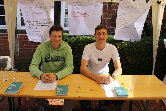 Warben für das geplante Jugendparlament der Samtgemeinde Salzhausen: Jonathan Köster (li.) und David Voß | Foto: ce