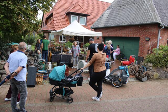 In der Schulstraße hatten verschiedene Flohmarkt-Stände ihren Standort | Foto: ce