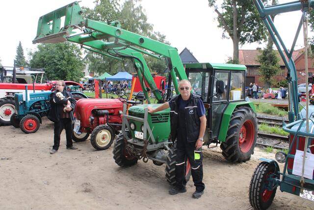 Günter Krohn aus Wriedel (hier mit Sohn Marcel) kam mit seinem Deutz-Oldtimer aus dem Baujahr 1968 zum Luhdorfer Traktorentreffen | Foto: ce