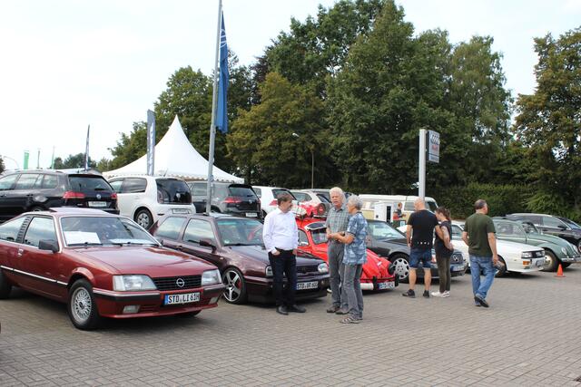 Benzingespräche über alte und neue Karossen | Foto: sb