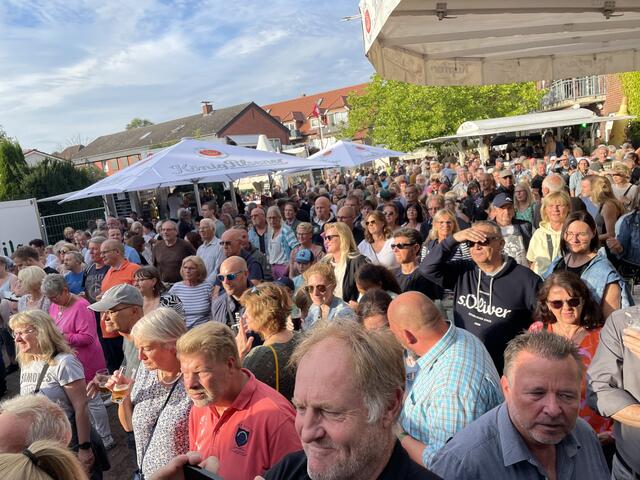 Sonntagabend wurde es schwer einen Platz zu bekommen, so gut besucht war die Bühne | Foto: sra