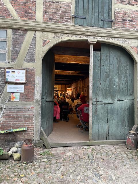 Der Imposante Eingang zum Haupthaus der Karoxbosteler Wassermühle | Foto: sra