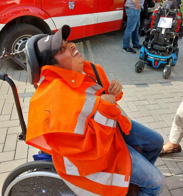 Emre mit Feuerwehrjacke | Foto: Frauke Noweck