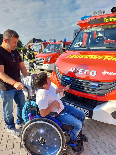 Emre und sein Vater Mehmet Sarman guckten sich ein Feuerwehrauto | Foto: Frauke Noweck