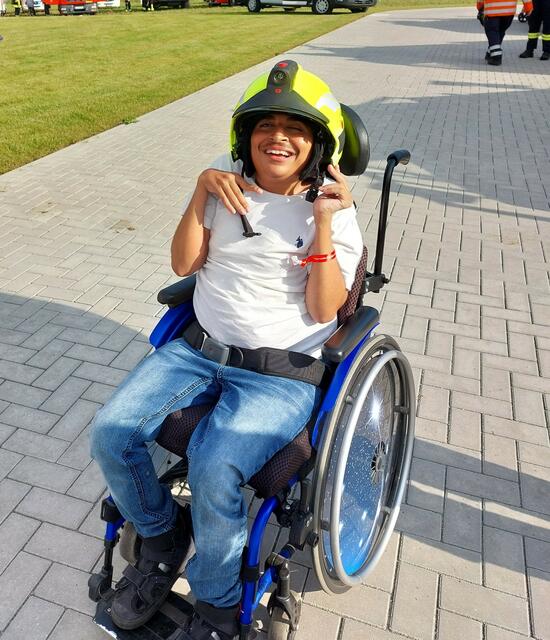Emre mit Feuerwehrhelm | Foto: Frauke Noweck