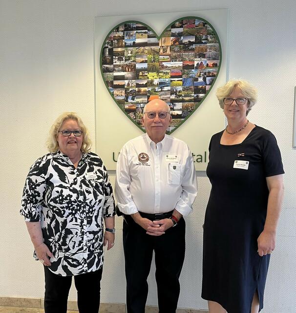 Seevetals Ratsvorsitzende Angelika Tumuschat-Bruhn (li.), Councilman Patrick McDaniel und Seevetals Bürgermeisterin Emily Weede | Foto: Gemeinde Seevetal