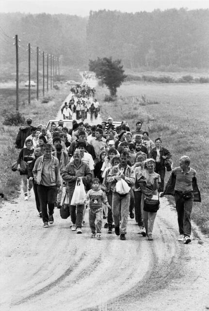 Foto: „Auf dem Weg in den Westen“
DDR-Bürgerinnen und -Bürgern auf dem Weg in die Freiheit.
| Foto: Dirk Eisermann