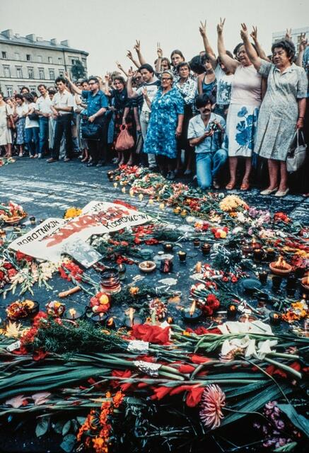 Foto: „Mit Blumen gegen das Kriegsrecht.“
Dirk Eisermann zeigt mit seinem Foto den friedlichen und symbolischen Protest gegen die Verhängung des Kriegsrechts in Polen 1981 – 1983. | Foto: Dirk Eisermann