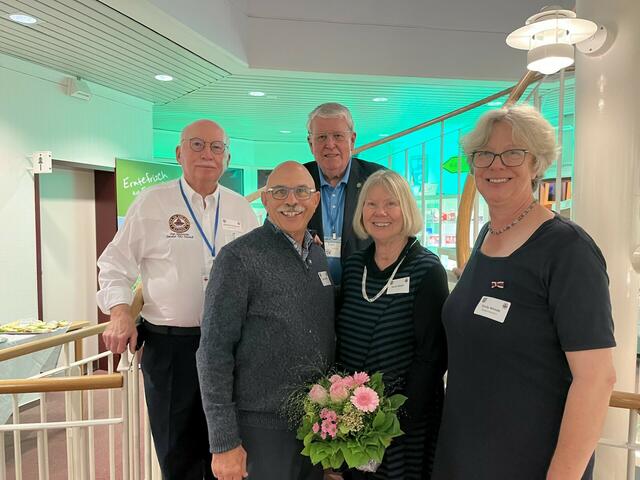Councilman Patrick McDaniel (hi. li.) , State Representative Dan Caulkins, Tim Sebbage (v.li.) (Vors. Städtepartnerschaftsverein), Sarah Mixell (Sistercities Committee Decatur) und Seevetals Bürgermeisterin Emily Weede | Foto: Gemeinde Seevetal