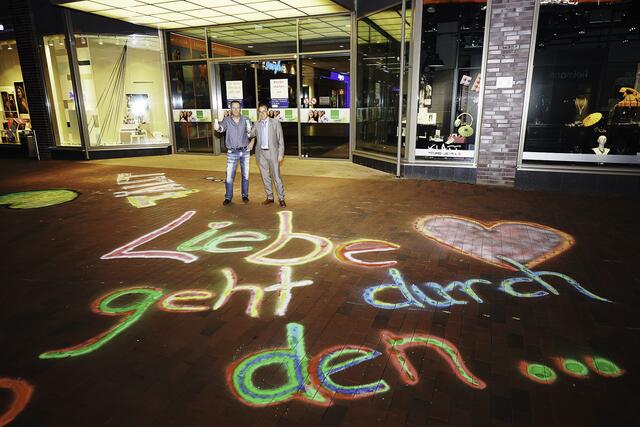 Wilfried Geiger (re.), ehemaliger Bürgermeister von Buchholz, unterstützte die Aktionen von Initiator Frank Kettwig (li.). Hier eine Malerei auf dem Gehweg vor der Buchholz Galerie  | Foto: Foto Kettwig