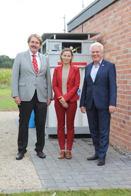 Andreas Viebrock (li.), Dr. Elena Paul und Prof. Dr. Ingo Hadrych vor einer mit Wasserstoff betriebenen Heizungsanlage | Foto: sb