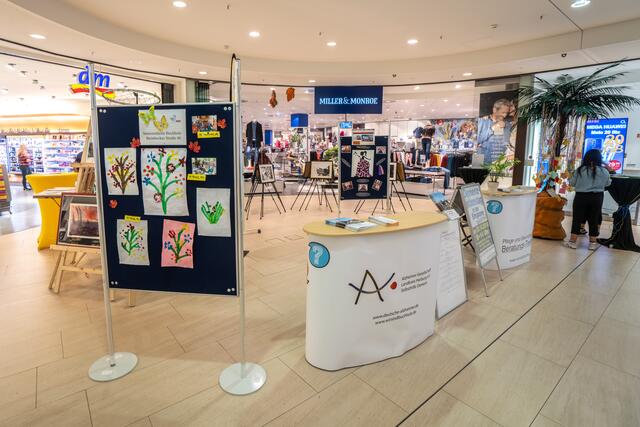 In der Buchholz Galerie findet stets eine Ausstellung zum Thema Demenz statt | Foto: Foto Kettwig