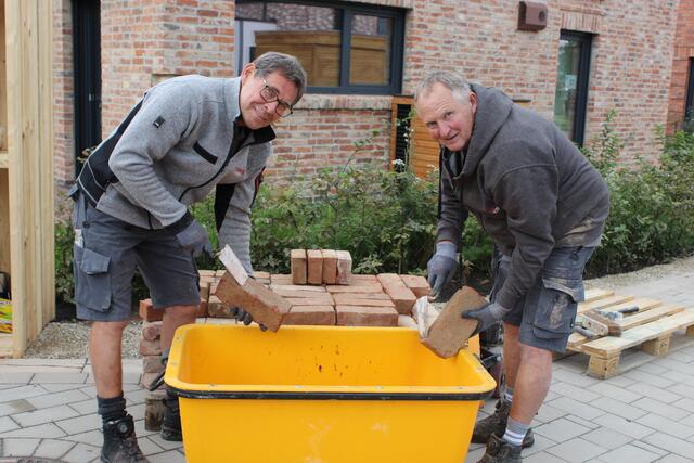 Die beiden langjährig angestellten Maurer Rainer Schmidt (li.) und Peter Meinke zeigen, wie die alten Ziegel gesäubert wurden, um sie anschließend wieder zu verwenden | Foto: sb