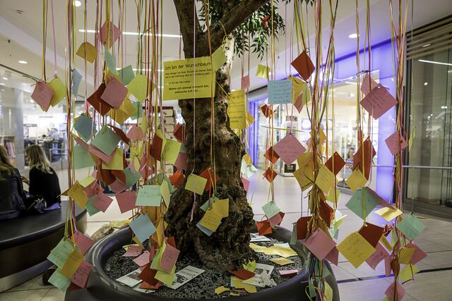 Die Ausstellung mit Malerei und Bastelarbeiten von Menschen aus Wohnanlagen sowie Fotos von Frank Kettwig findet bis 
Freitag, 29. September, in der Buchholz Galerie statt | Foto: Foto Kettwig