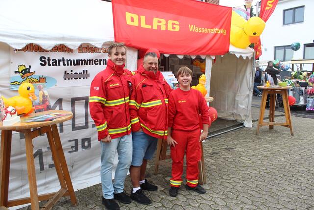 Noel Böge, Bastian Neubert und Felix Kröck von der DLRG Hollenstedt am Stand auf dem Herbstmarkt | Foto: pm