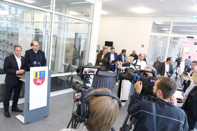 Presserummel im Stader Kreishaus: Verschiedene Medien waren vor Ort, als Seefried und Meyer ihre Statements abgaben | Foto: jd
