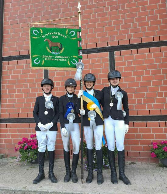 Silber fürs Junioren-Team und Gold für Pia Lotta Ebeling (2.v.re.) für ihre Einzelleistung im Vierkampf | Foto: Vierkampf Stade
