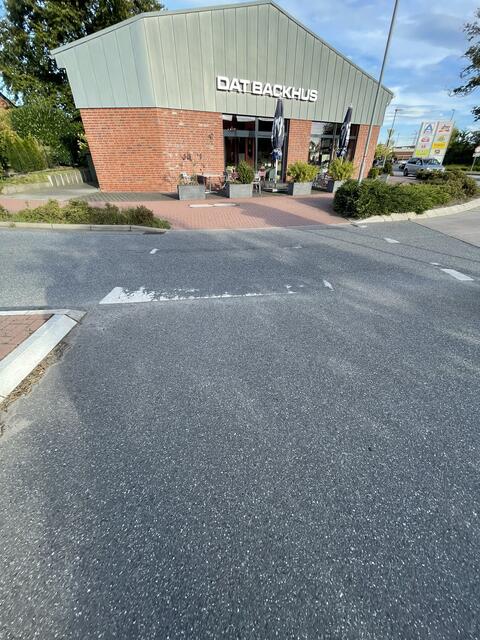 Der Zebrastreifen am Kreisel in Nenndorf ist nicht mehr zu erkennen | Foto: pm