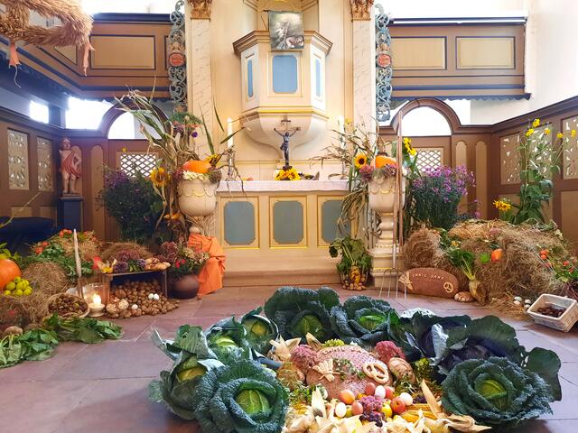 Zum Erntedank-Gottesdienst wird die St. Marienkirche von Martina Rieger, Küsterin der Kirchengemeinde Himmelpforten, wieder zusammen mit Konfirmandinnen und Konfirmanden mit Erntegaben geschmückt.