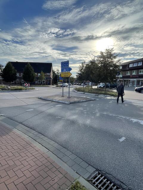 Der Zebrastreifen am Kreisel in Nenndorf ist nicht mehr zu erkennen | Foto: pm