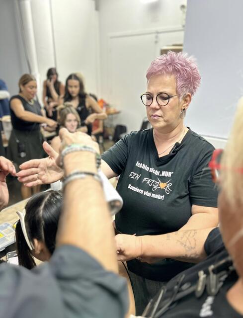 "Beautiful Hair": Für ihre eigene außergewöhnliche Haarfarbe bekam Irene Harwath zahlreiche Komplimente | Foto: Harwath