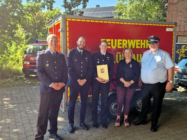 Der Anhänger wurde der Jugendfeuerwehr Lüllau übergeben:
der designierte Ortsbrandmeister der Feuerwehr Lüllau Christian Bertram (v. li.), der stellvertretende Jugendwart Sebastian Dohnke, Jugendwartin Lina Matthies, Samtgemeinde-Bürgermeistern Claudia von Ascheraden und Gemeindebrandmeister Martin Ohl | Foto: Samtgemeinde Jesteburg