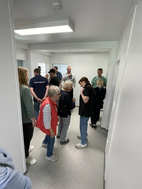 Interessierte Bürger bei der Besichtigung der Container | Foto: pm
