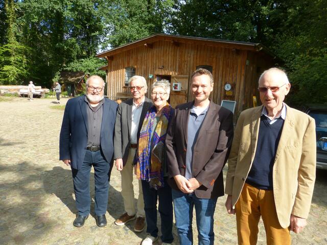 Das Redaktionsteam des auf der Tagung vorgestellten „Historischen Jahrbuchs für den Landkreis Harburg“, v. l. n. r.: Prof. Dr. Rolf Wiese, Hartmut Blecken, Giesela Wiese, Arndt-Hinrich Ernst, Wilhelm Westermann (es fehlt: Jakob Möller) | Foto: Carsten Weede
