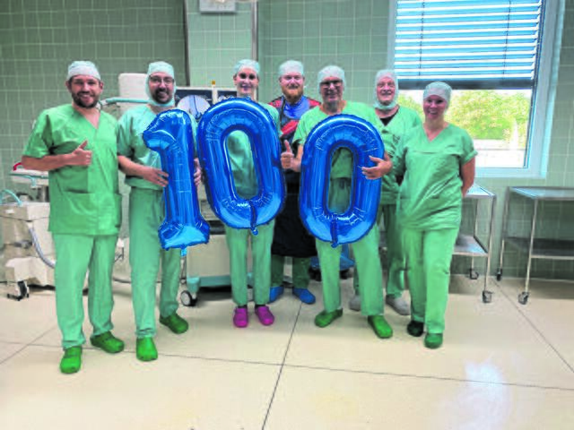 Das OP-Team rund um Chefarzt Dr. Jörg Franke (3.v.li.) freut sich über 100 erfolgreiche Operationen in diesem Jahr mit dem MAKO-Roboter | Foto: OsteMed