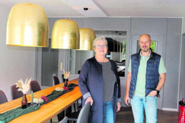 Margitta Bertram und Henrik Plate im Clubraum bei der Kegelbahn | Foto: sb