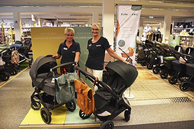 Katja Brenning (li.) und Katja Columbus empfehlen den 
Allround-Kinderwagen von "Elsa &amp; Emil"  | Foto: Axel-Holger Haase