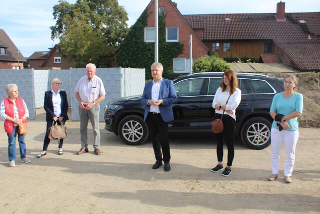 Samtgemeinde-Bürgermeister Dr. Peter Dörsam (3.v.re.) und Bürgermeisterin Nadja Weißßer (2.v.li.) im Gespräch mit den Tostedtern | Foto: pm