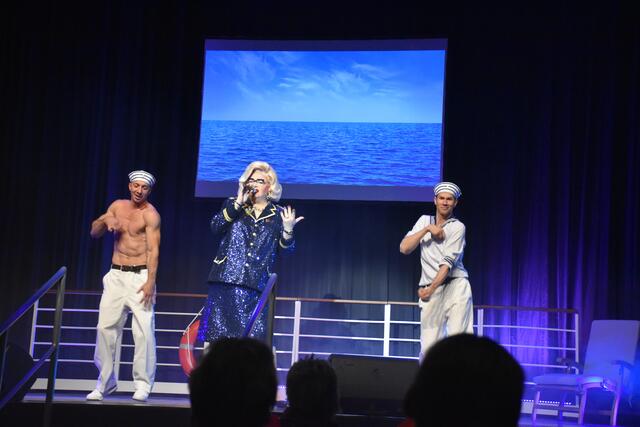 Die beiden Tänzer unterstützten "Sissi" mit ihren Tanzeinlagen | Foto: Axel-Holger Haase