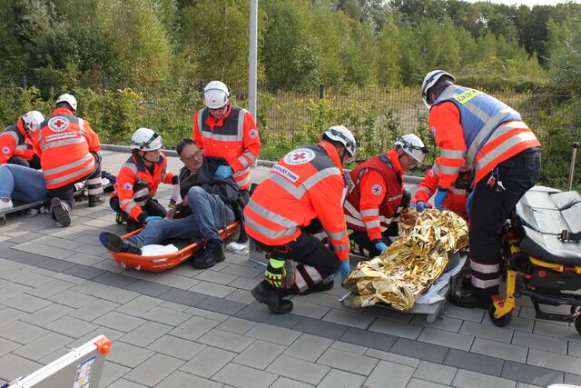 Versorgung der "Verletzten" auf dem Sammelplatz | Foto: Stefan Braun / Feuerwehr