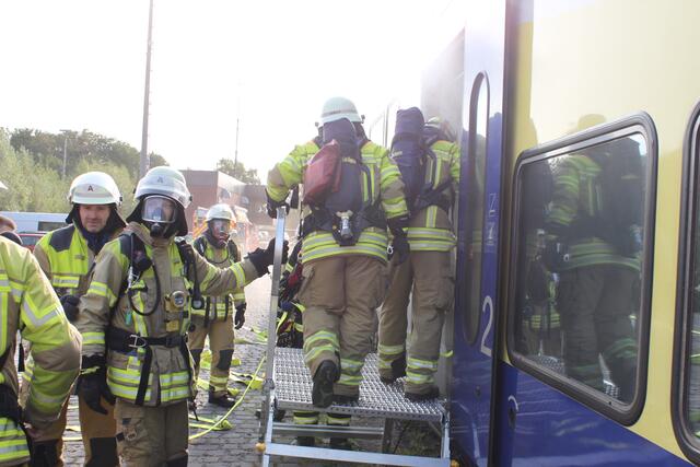 Feuerwehrleute haben Atemschutzgeräte angelegt, um den Personenzug betreten zu können | Foto: Stefan Braun / Feuerwehr