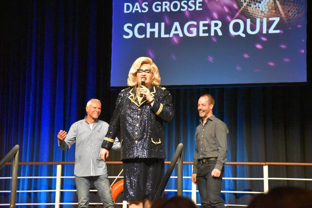 Zwei Besucher ko0nnten sich beim großen Schlager-Quiz versuchen | Foto: Axel-Holger Haase