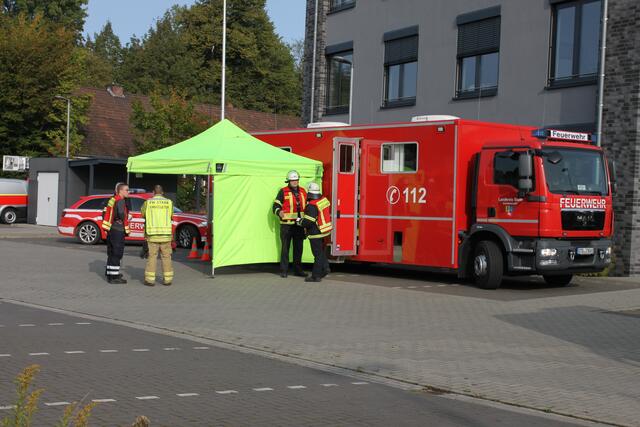 Im Einsatzleitwagen der Kreisfeuerwehr wird alles koordiniert | Foto: Stefan Braun / Feuerwehr