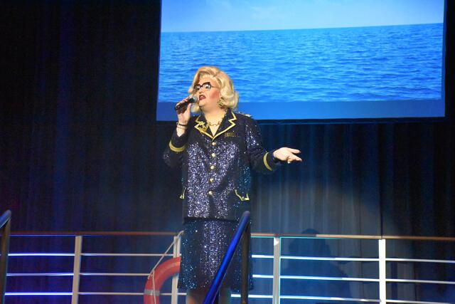 Meine Lieder sind mein Leben: Sissi sang, tanzte und moderierte gekonnt auf der "MS Empore" | Foto: Axel-Holger Haase