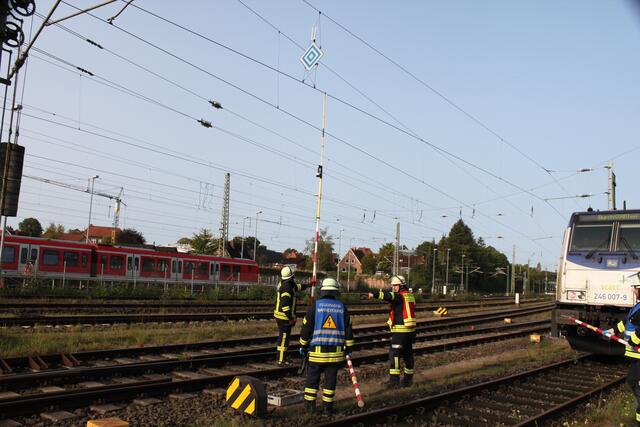 Bevor die Einsatzkräfte im Zug tätig werden können, muss die
abgeschaltete Oberleitung geerdet werden | Foto: Stefan Braun / Feuerwehr