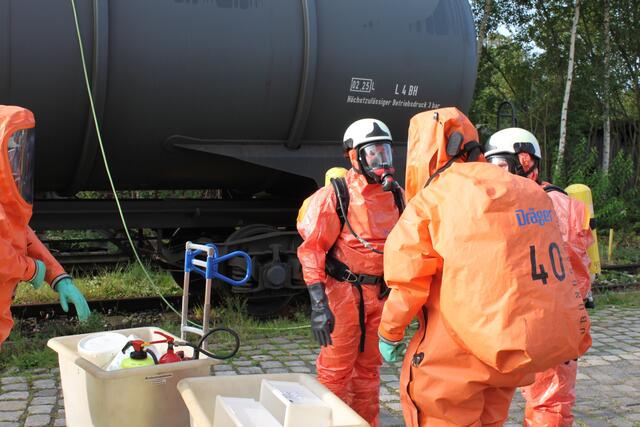  Feuerwehrleute im Chemikalienschutzanzug untersuchen das Leck am Kesselwagen | Foto: Stefan Braun / Feuerwehr